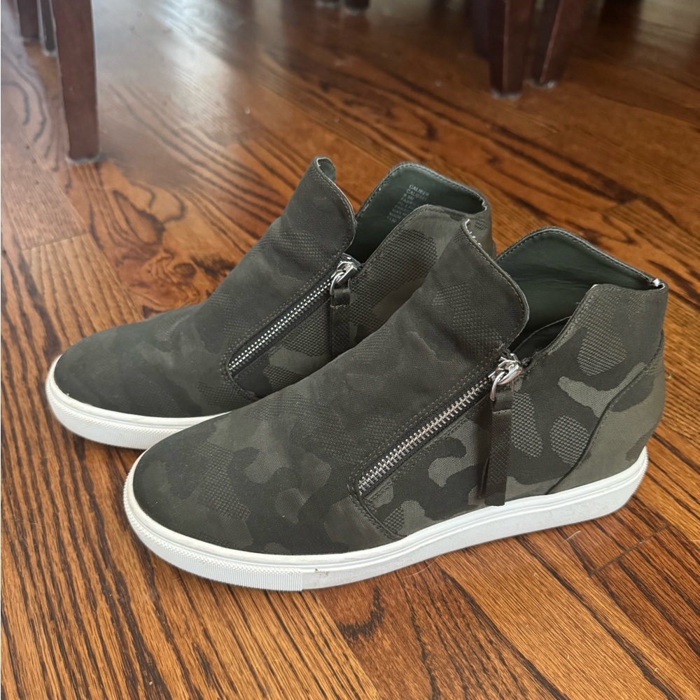 EUC Steve Madden Green Camouflage Wedge Sneakers, size 9.5